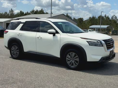 Used 2025 Nissan Pathfinder SV image 2