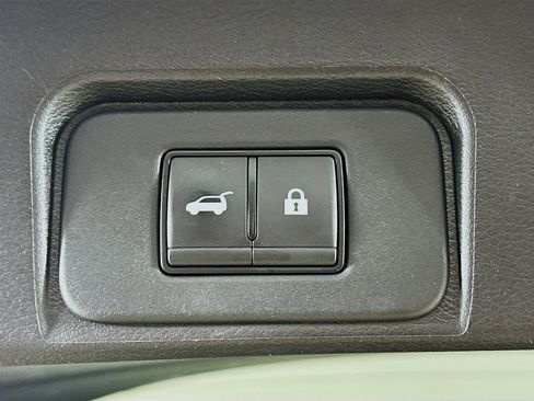 Used 2024 Nissan Rogue SV image 28