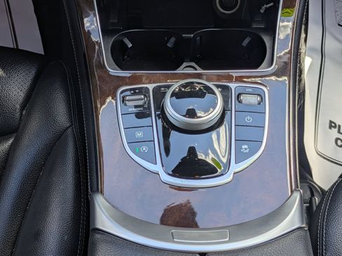 Used 2019 Mercedes-Benz GLC 300 4MATIC image 19