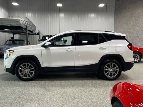 Certified 2024 GMC Terrain SLT w/ Infotainment Package II image 2