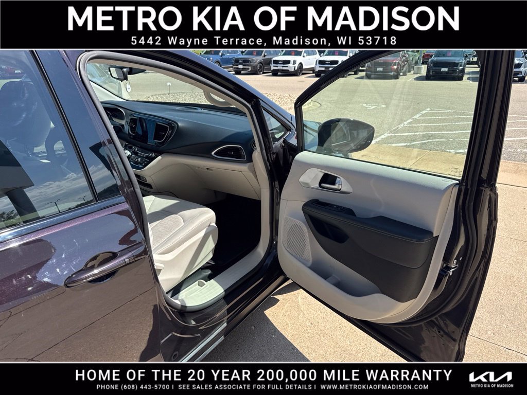 Used 2018 Chrysler Pacifica Touring Plus FWD image 44