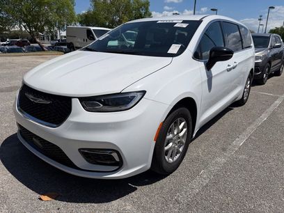 Used 2025 Chrysler Pacifica Select
