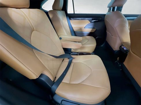 Certified 2020 Toyota Highlander Platinum image 24