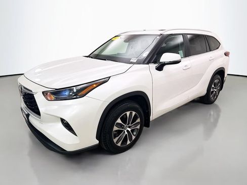Used 2024 Toyota Highlander XLE AWD/4WD image 3