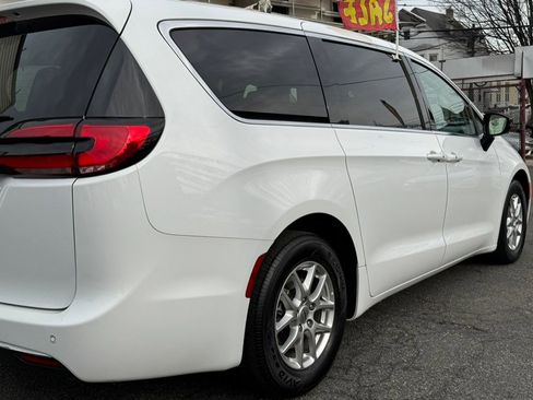 Used 2024 Chrysler Pacifica Touring-L image 34
