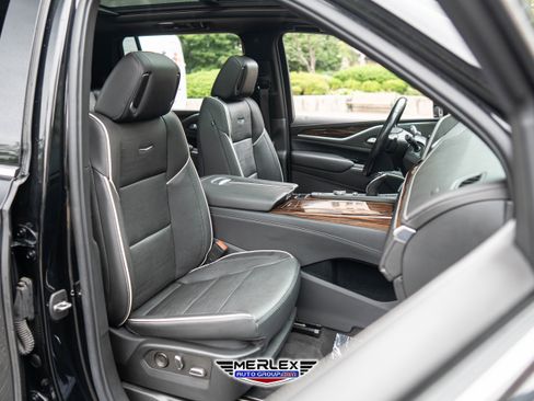 Used 2022 Cadillac Escalade ESV Premium Luxury image 17