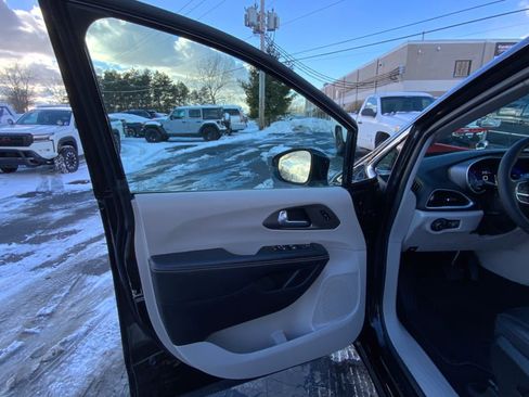 Used 2024 Chrysler Pacifica Touring-L image 20