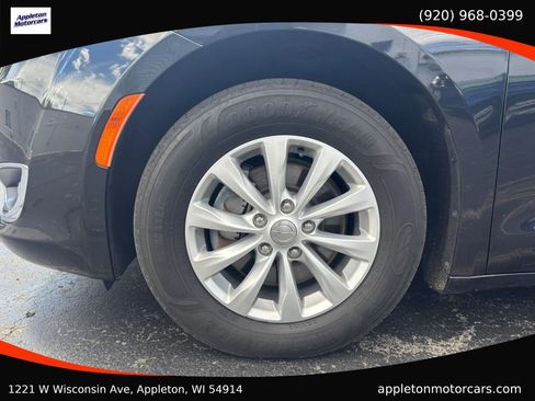 Used 2018 Chrysler Pacifica Touring Plus FWD image 12