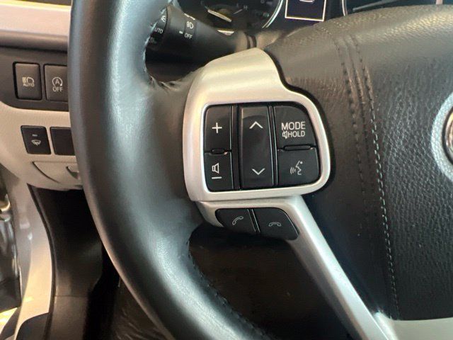 Used 2017 Toyota Highlander Limited AWD/4WD image 29