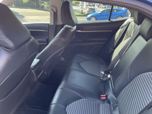 Used 2018 Toyota Camry SE FWD image 12