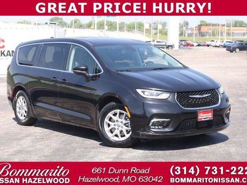 Used 2023 Chrysler Pacifica Touring-L FWD image 1