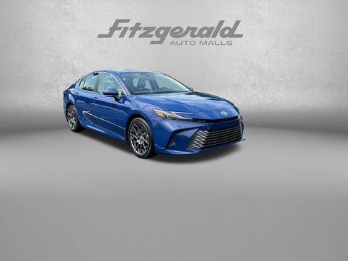 Used 2025 Toyota Camry XLE FWD image 1