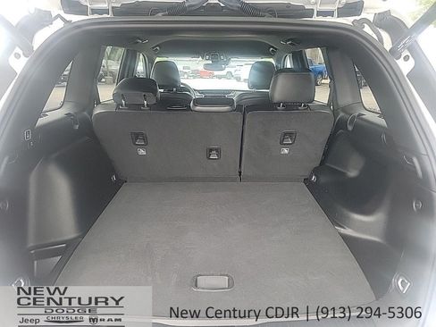 Used 2023 Jeep Grand Cherokee Altitude AWD/4WD image 19