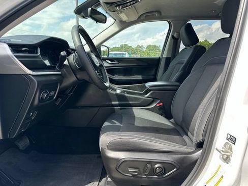 Used 2024 Jeep Grand Cherokee Laredo RWD image 9