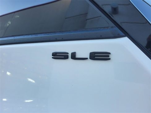 Used 2024 GMC Terrain SLE w/ Driver Convenience Package image 9