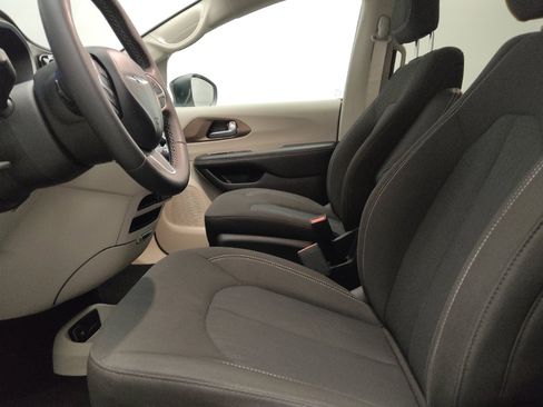 Used 2024 Chrysler Voyager LX FWD image 17