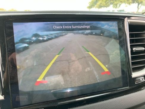 Used 2024 Chrysler Pacifica Touring-L FWD image 10