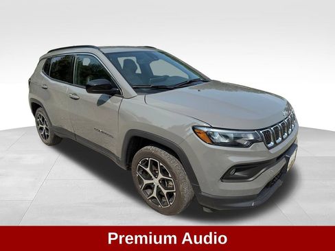 Used 2024 Jeep Compass Latitude AWD/4WD image 9