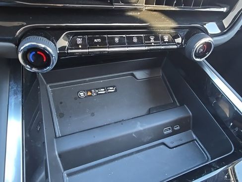 Used 2025 Chevrolet Suburban Z71 image 21