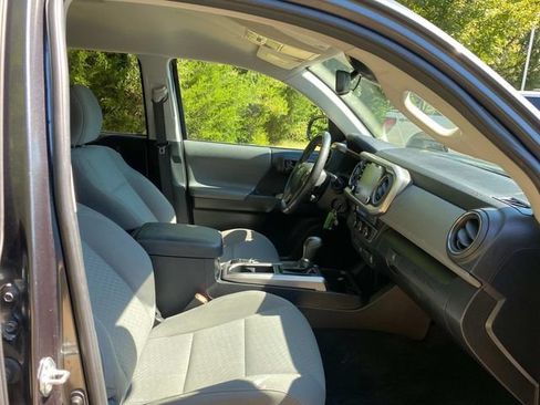 Used 2022 Toyota Tacoma SR5 w/ Technology Package RWD image 35