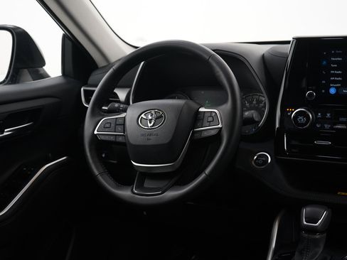 Used 2024 Toyota Highlander XLE image 12