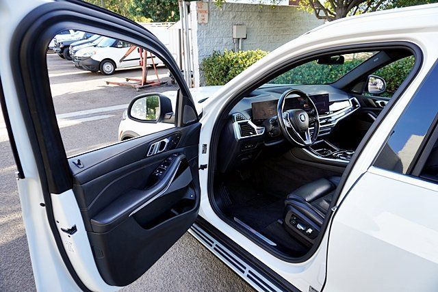 Used 2025 BMW X5 xDrive50e AWD/4WD image 48