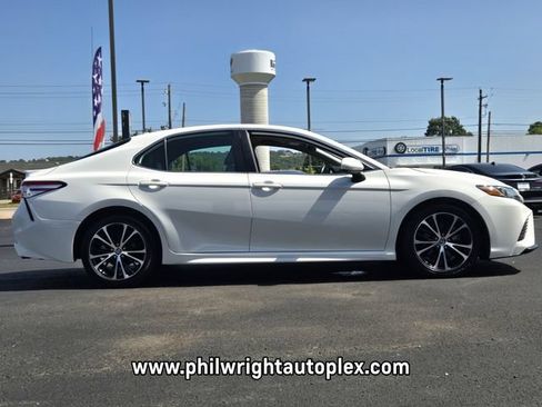 Used 2020 Toyota Camry SE FWD image 2
