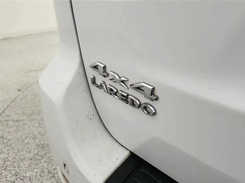 Used 2013 Jeep Grand Cherokee Laredo AWD/4WD image 17