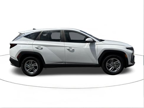 Used 2025 Hyundai Tucson SE FWD image 2