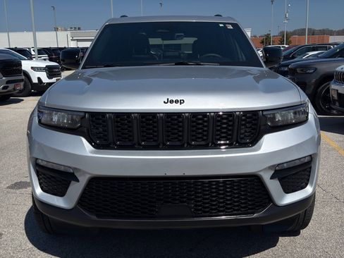 Used 2025 Jeep Grand Cherokee Limited w/ Black Appearance Package AWD/4WD image 3