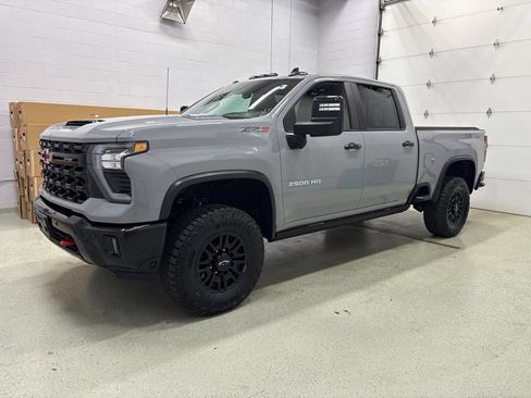 Used 2025 Chevrolet Silverado 2500 ZR2 w/ Technology Package AWD/4WD image 9