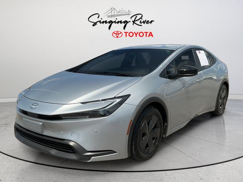 Used 2024 Toyota Prius FWD image 3