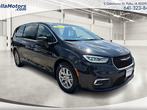 Used 2023 Chrysler Pacifica Touring-L FWD image 1