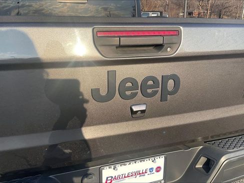 Used 2021 Jeep Gladiator Willys image 14