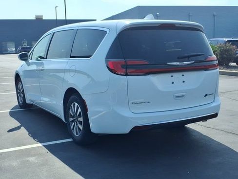 Used 2022 Chrysler Pacifica Touring-L FWD image 5