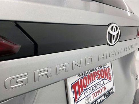 Used 2025 Toyota Grand Highlander AWD image 32