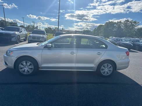 Used 2011 Volkswagen Jetta SE FWD image 4