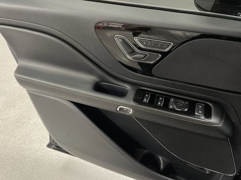 Used 2025 Lincoln Aviator 2WD image 14