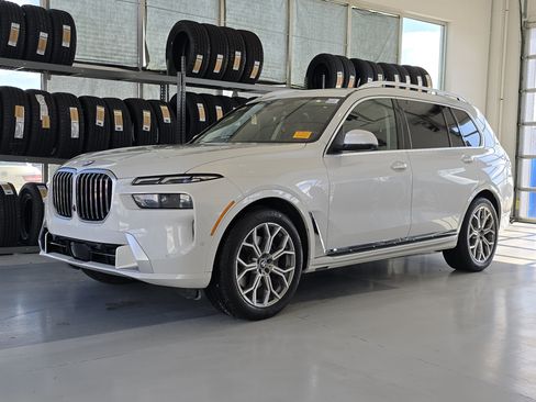 Used 2024 BMW X7 xDrive40i w/ Executive Package image 4