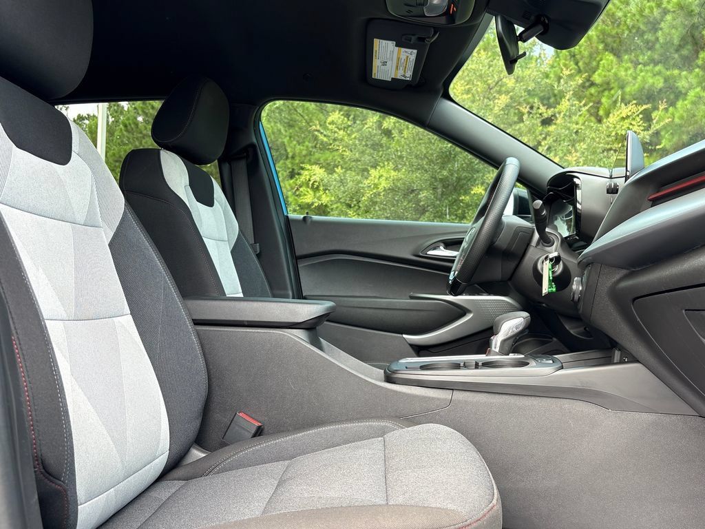 Used 2026 Chevrolet Trax RS FWD image 30