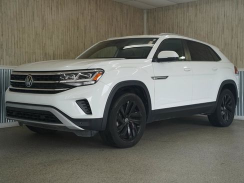 Used 2021 Volkswagen Atlas Cross Sport SE w/ Panoramic Sunroof Package FWD image 4