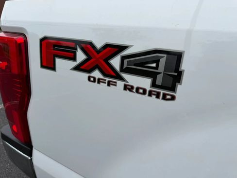 Used 2022 Ford F250 XL w/ Power Equipment Group AWD/4WD image 9