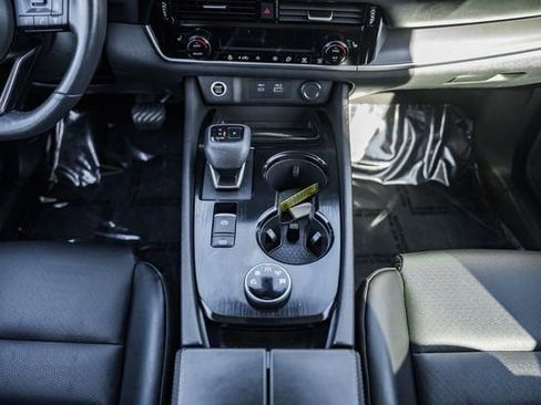 Used 2022 Nissan Rogue SV w/ SV Premium Package image 23