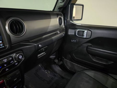Used 2021 Jeep Gladiator Willys image 31
