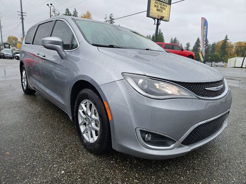 Used 2020 Chrysler Pacifica Touring image 16