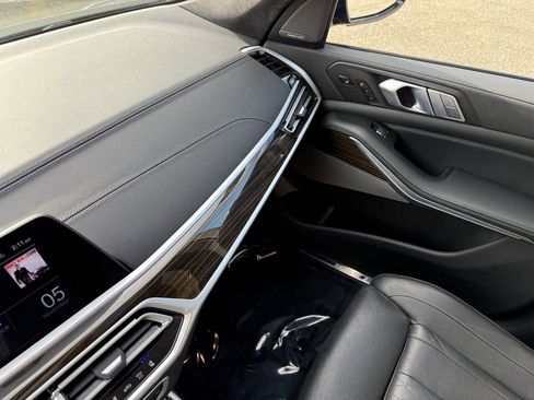 Used 2021 BMW X7 M50i w/ Cold Weather Package image 28