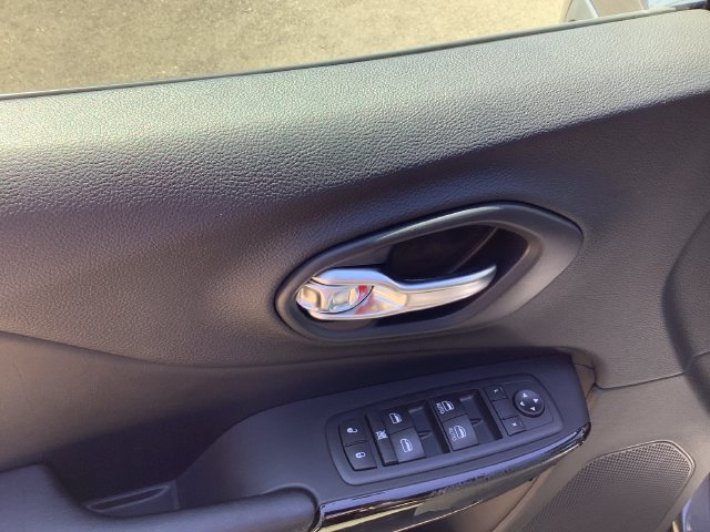 Used 2020 Jeep Cherokee Latitude Plus FWD image 10
