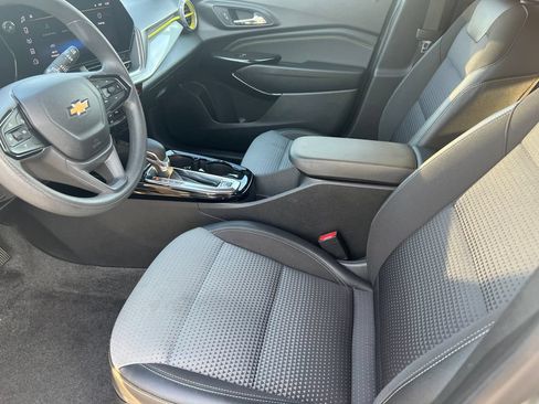 Used 2025 Chevrolet Trax LT FWD image 10