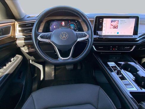 Used 2024 Volkswagen Atlas SE AWD/4WD image 3