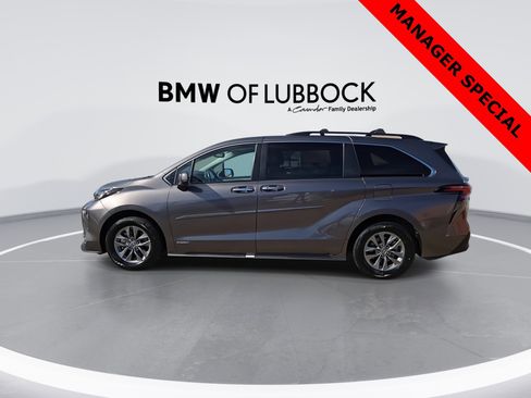 Used 2021 Toyota Sienna XLE image 5
